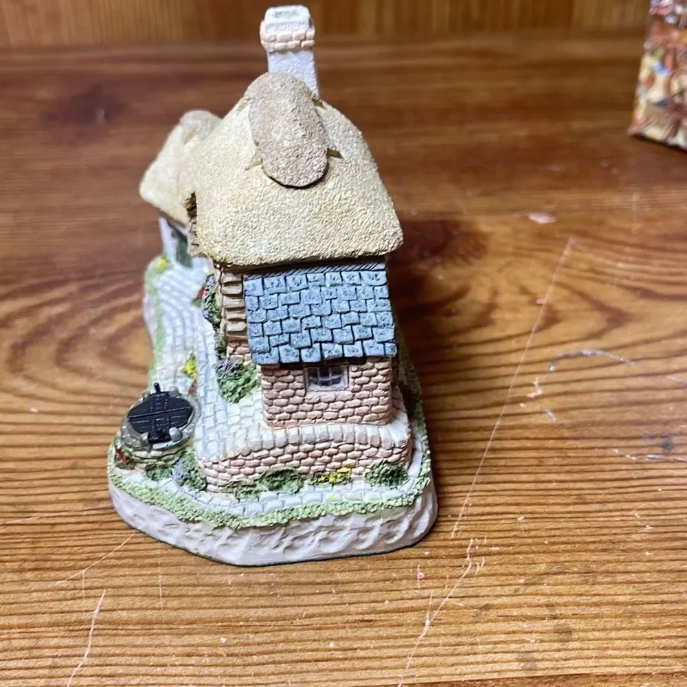 David Winter Cottages‎ Birthstone Wishing Well 1992 December